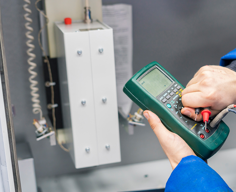 worker-use-electric-multimeter